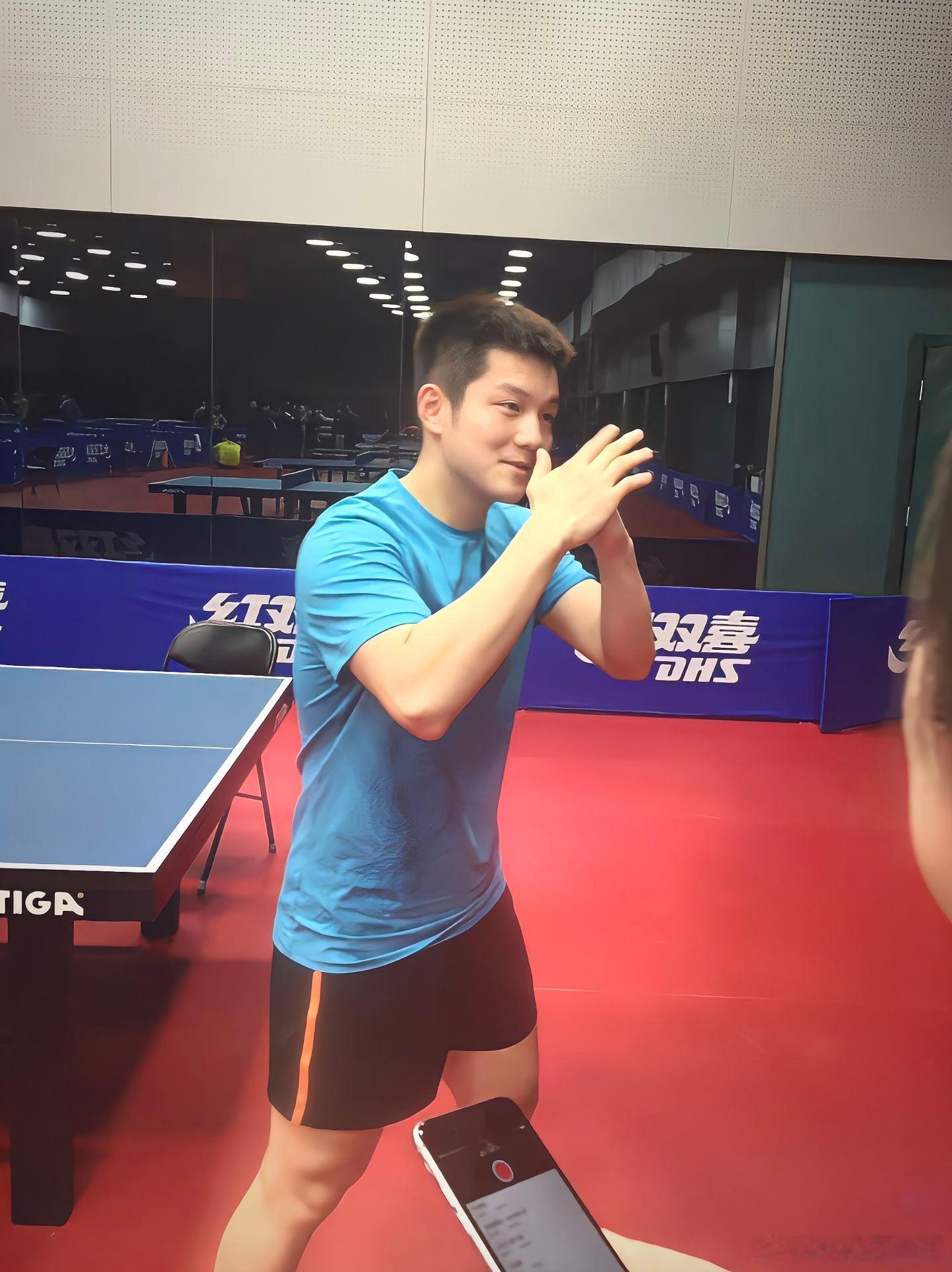 樊振东这个抱拳[作揖]太性情了。 ​​​