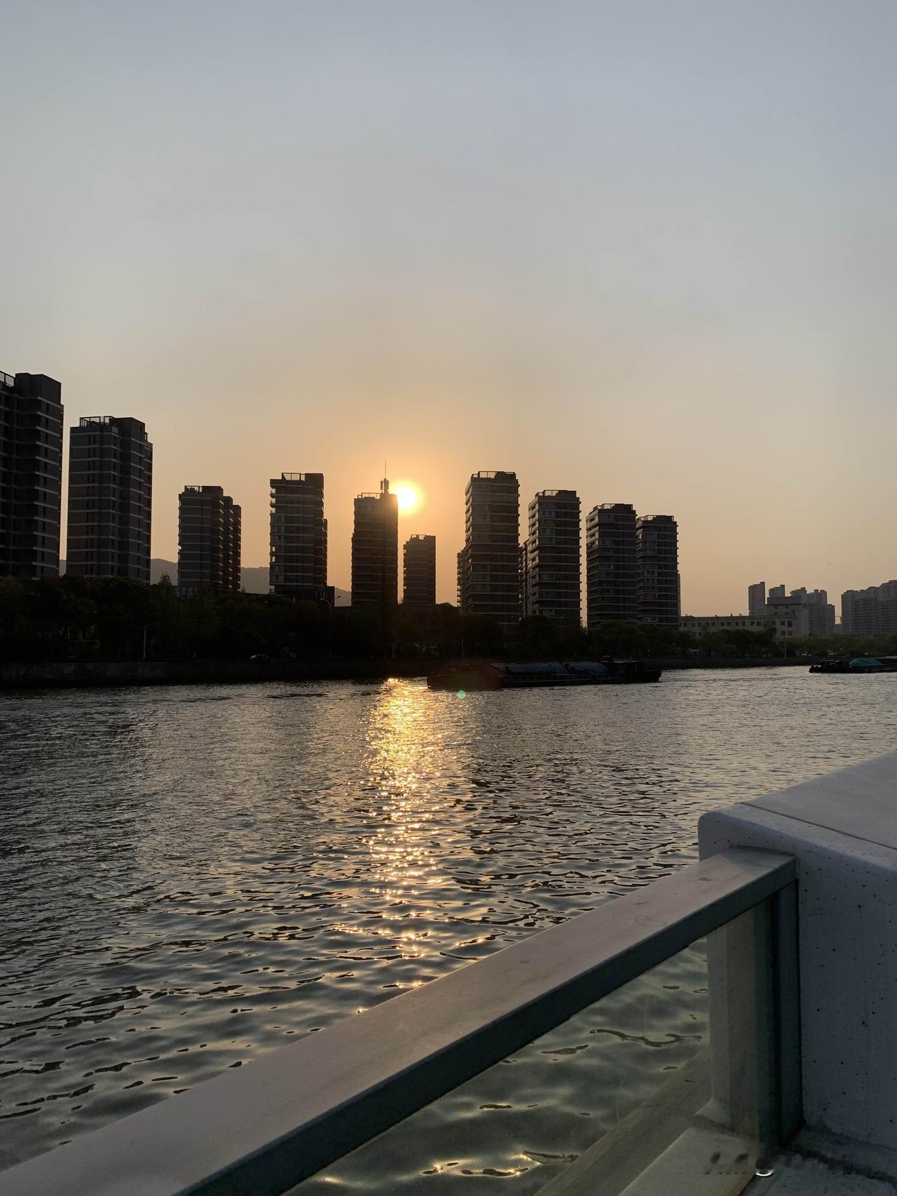 今年马上快结束了，儿子在今年上班了，工作算稳定了，接下来应该要找女朋友了，结婚，