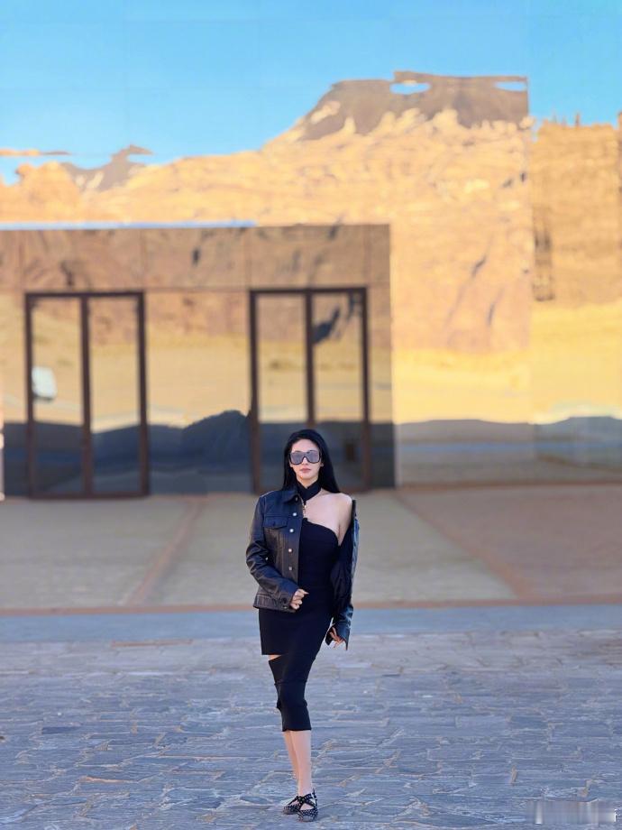 张雨绮松弛感随拍 张雨绮松弛感随拍真的是美的我一大跳呀，咱们姐姐在沙漠的随拍也太