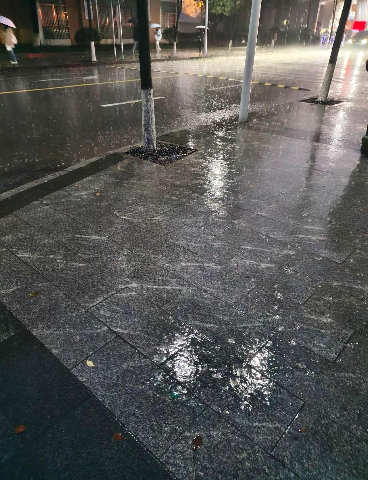 湖南你继续犹豫，我的裤脚一点都不委屈。