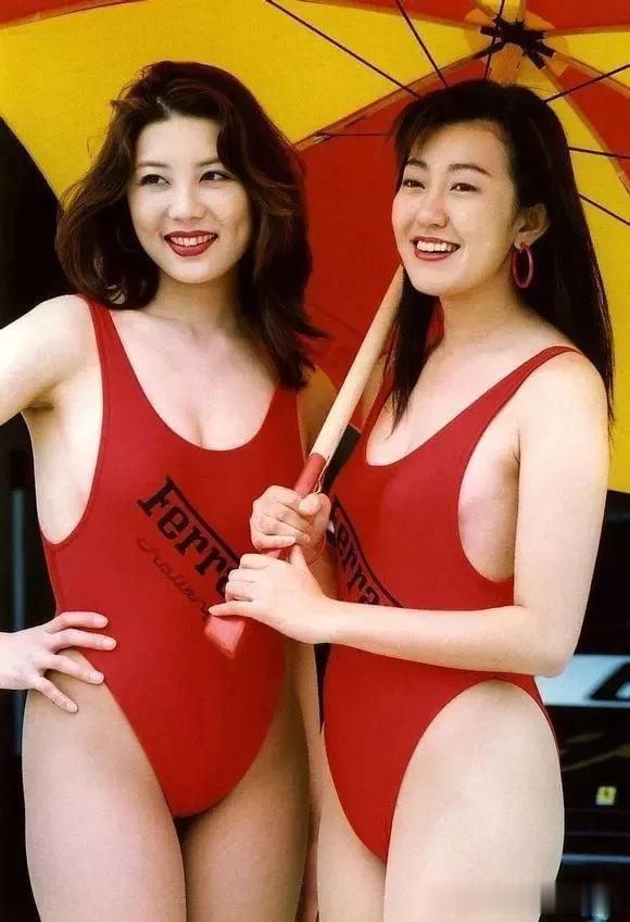 上世纪90年代，一组泳装美女的车模照片，都是纯天然的原始美。

这是90年代的漂