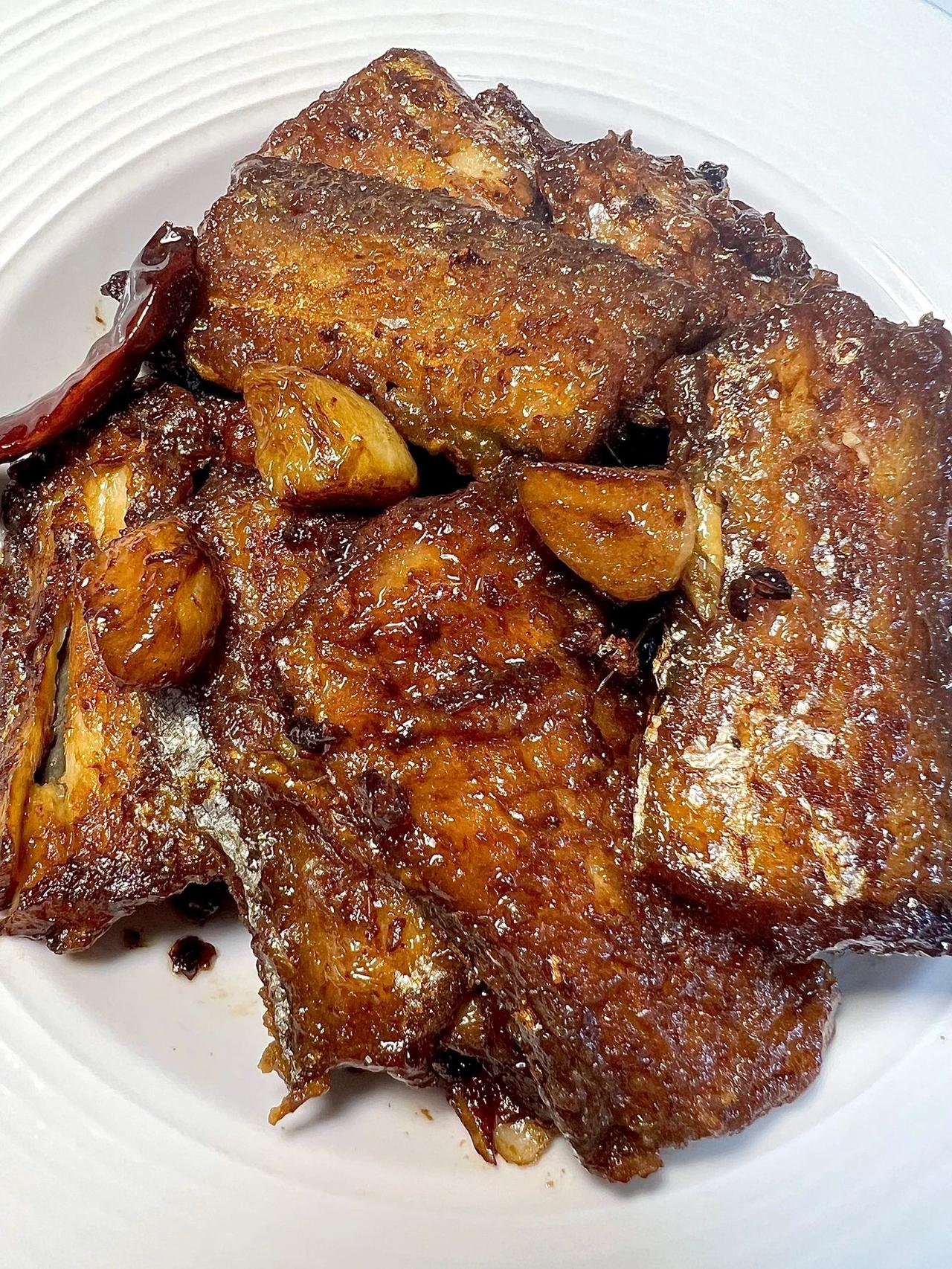 红烧带鱼，带鱼肉拌米饭简直太美味了
1. 带鱼收拾干净洗净，加葱姜、料酒、酱油腌