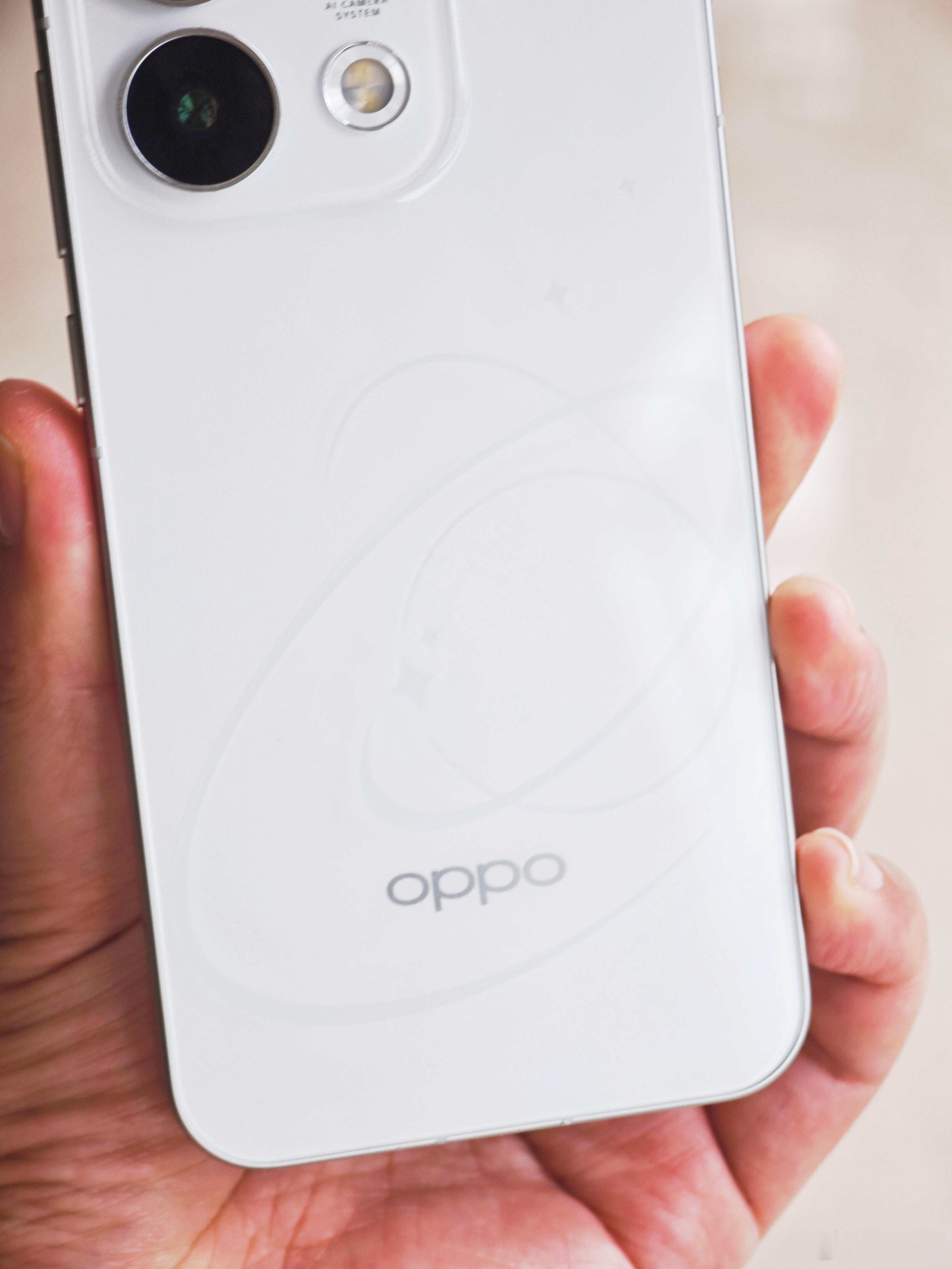 OPPO Reno16的背部太独特了，就是裸眼3D的视觉效果（迎着光看非常明显）