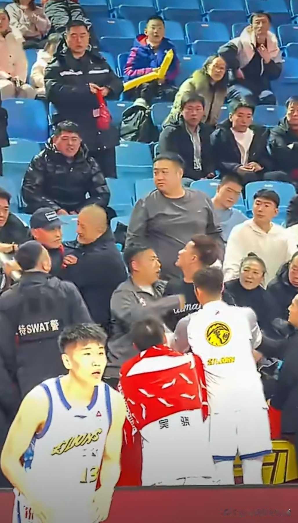 CBA开年格外热闹，赵睿之后孙铭徽又和家乡球馆保安发生矛盾，对喷几个来回。
都知