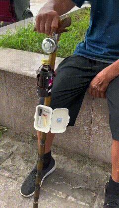 看了这段视频不得不感叹，这位大爷真是民间人才，把一根普通拐杖改造得样样俱全，活得