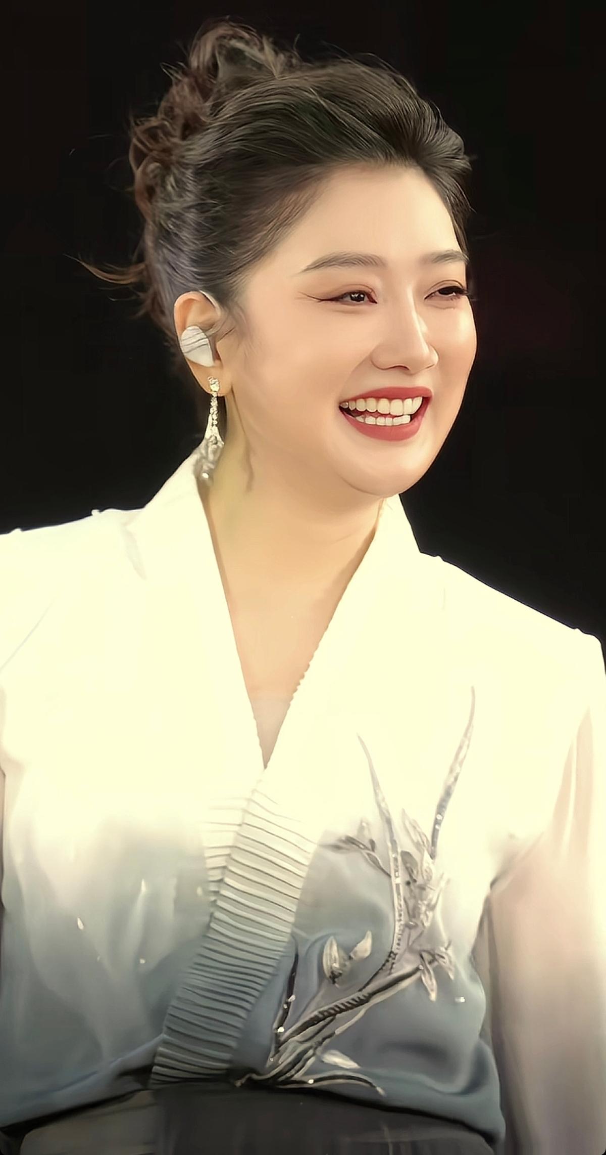 妈呀，那么喜欢他呢。治愈系笑容杀 笑容超有感染力