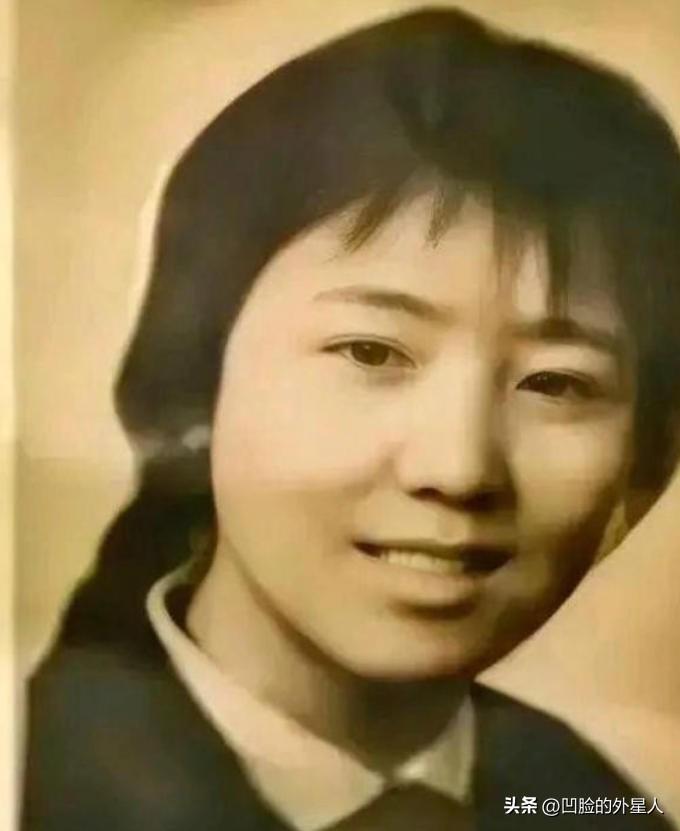 1972年，泥瓦匠张复生迎娶了女知青乔献华。新婚夜，他发现妻子的腰很粗，面对他的