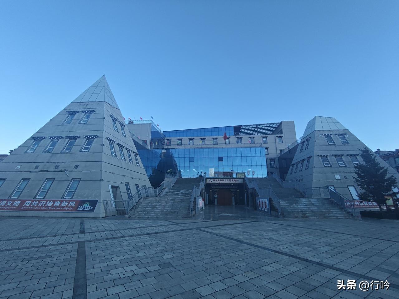 临江仙6·稻城县城暮色
远嶂凝寒沉暮色，孤城静倚云天。
石楼错落接荒烟。
灯微融
