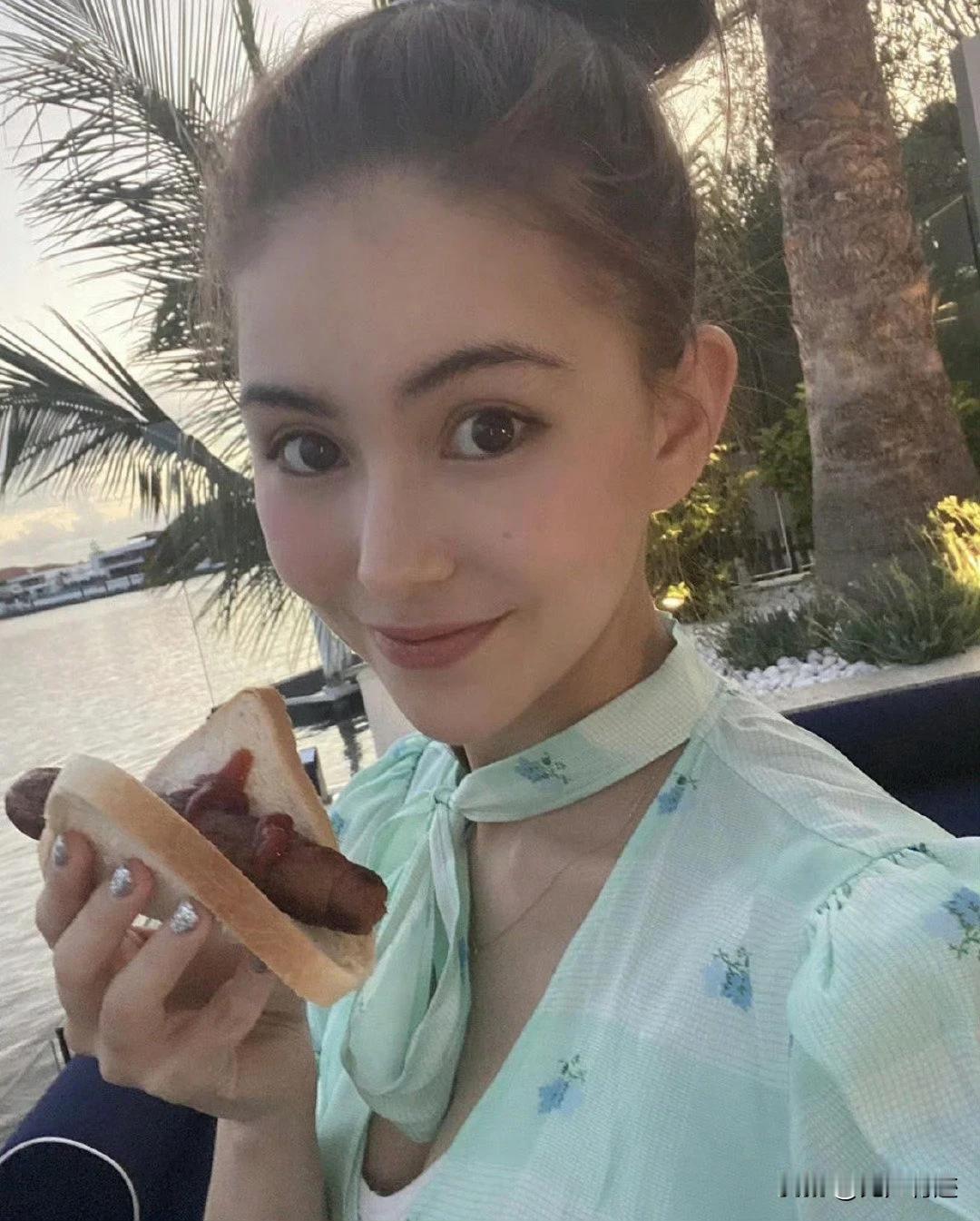 昆凌手里拿着的食物，吃瓜群众吃得起吗？看起来很特别的样子！
