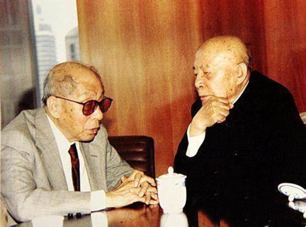 1991年，邓公派吕正操看望张学良，同时邀请他回大陆安度晚年，张学良表示回大陆可