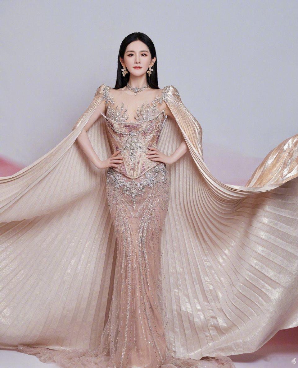 谢娜回应早期艺名谢娜发文回应旧艺名“叶子”，从向阳生长的叶子到太阳女神，一路蜕变