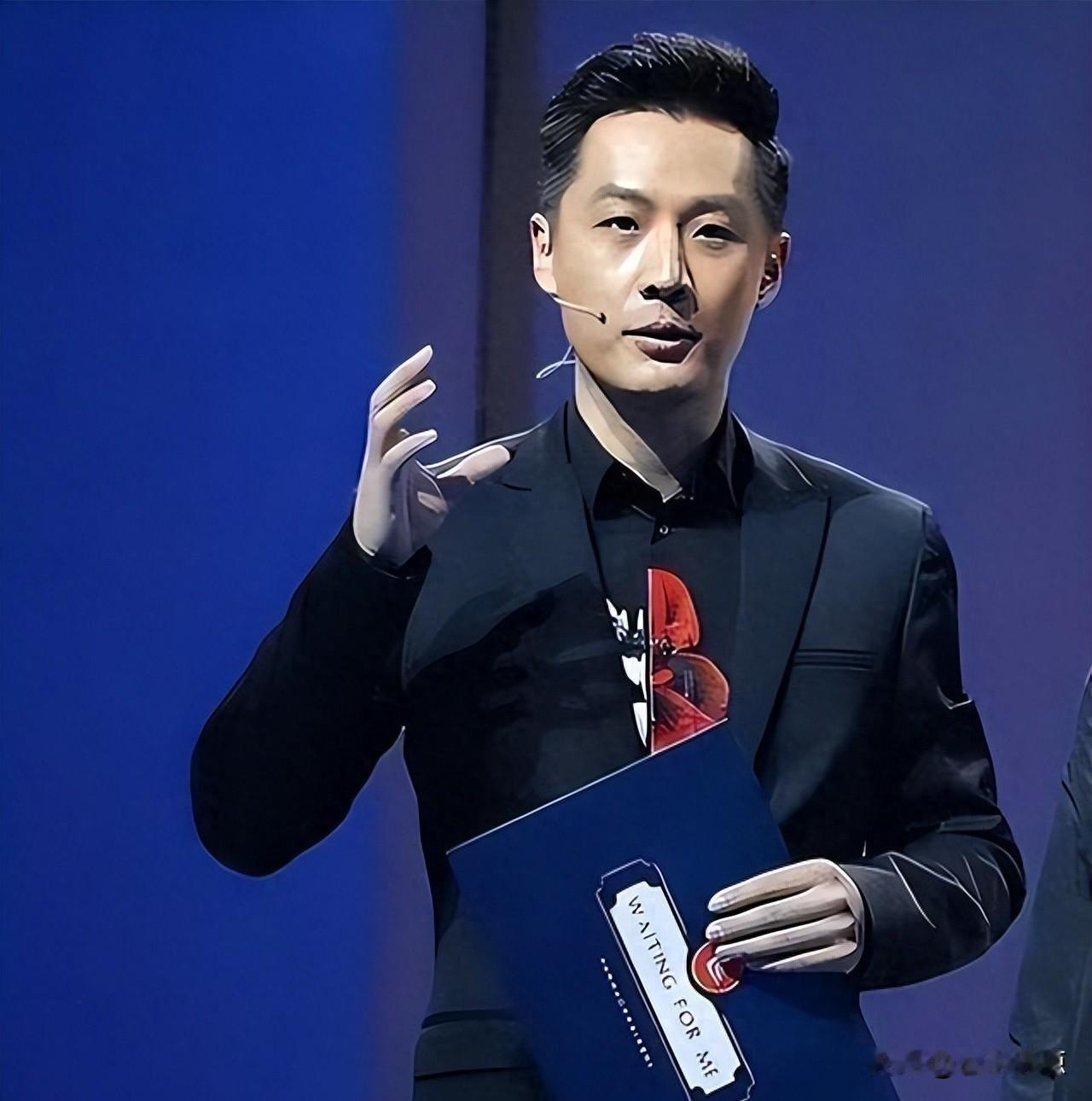 北大毕业，干着最土的活儿，却没人记得他名字。
他没上过播音课，拿过法律硕士，却天