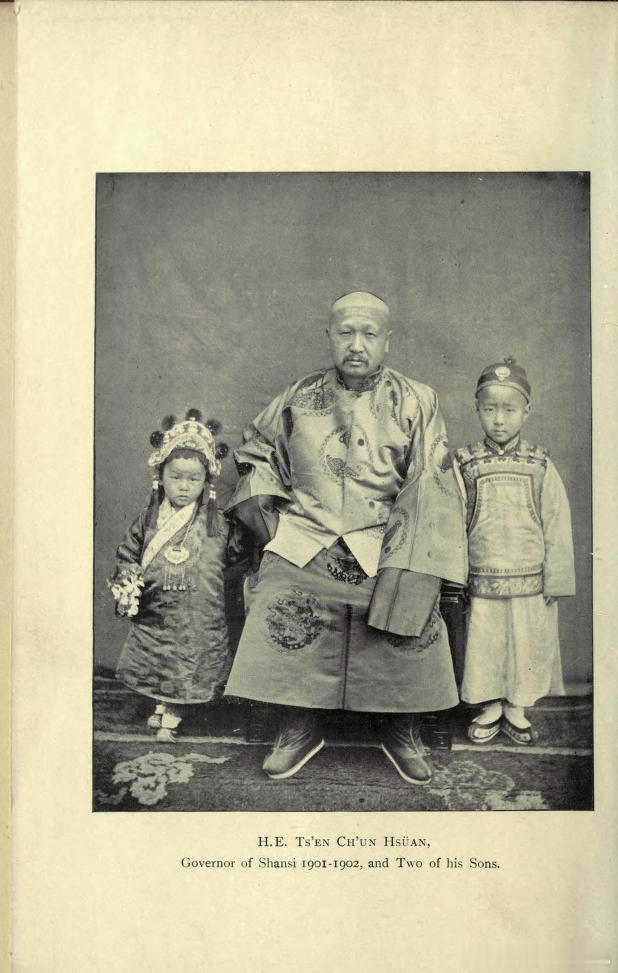 岑春煊1901–1902年春，陕西巡抚岑春煊和他的两个儿子 