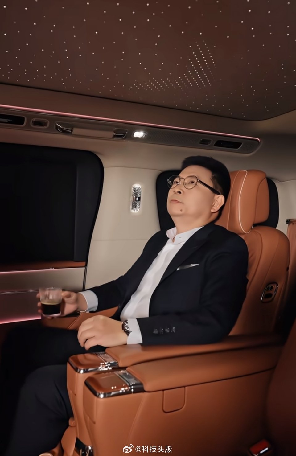 尊界V800内饰太豪了，能喝现做咖啡还能看星空顶。 