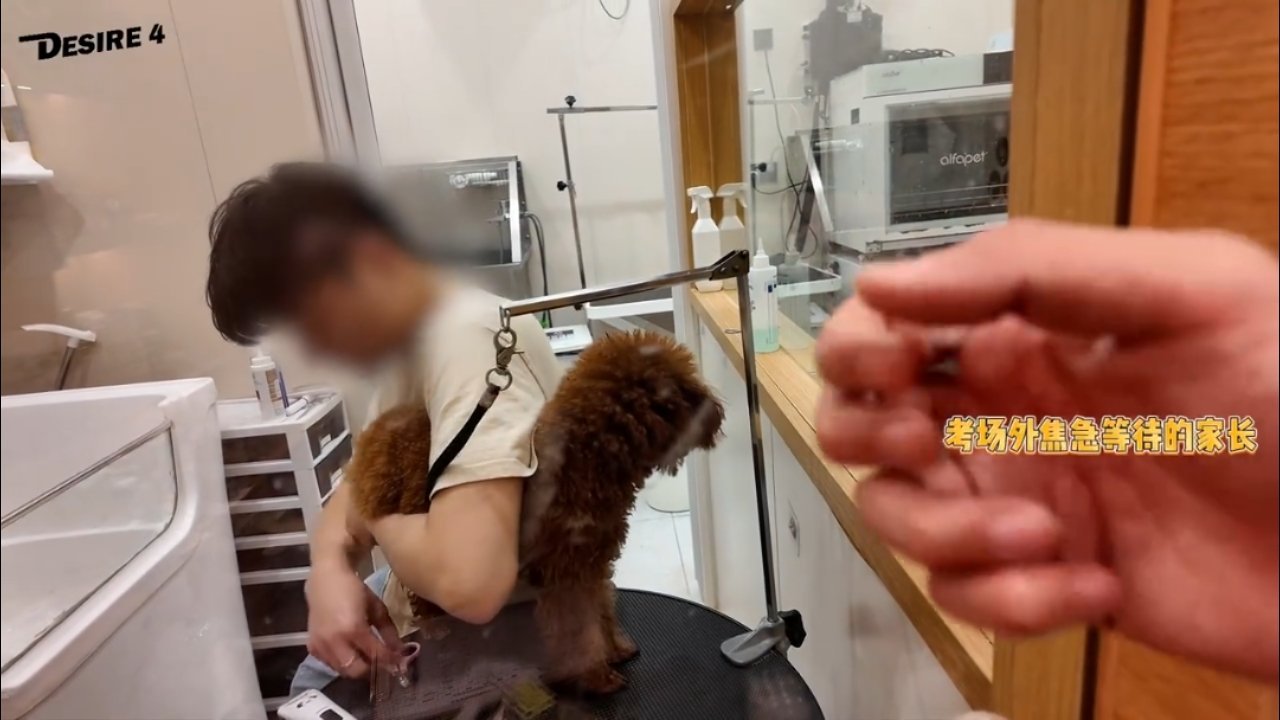 乐乐看见玻璃外逗他的妈妈就一直笑🥺 