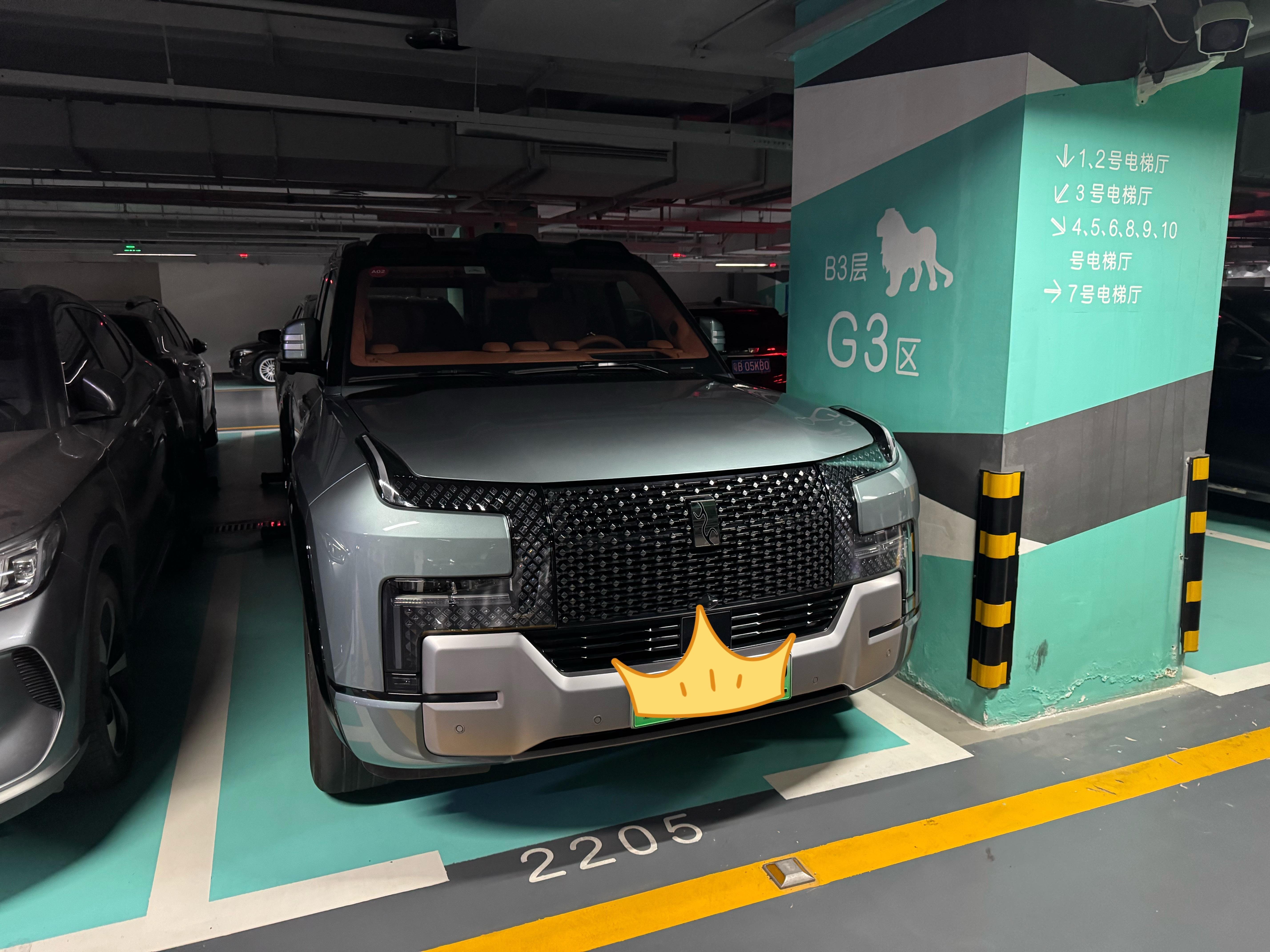 在商场停车场找车位，大概绕了三圈没车位，每一位路人都回头看仰望 U8，有几位小朋