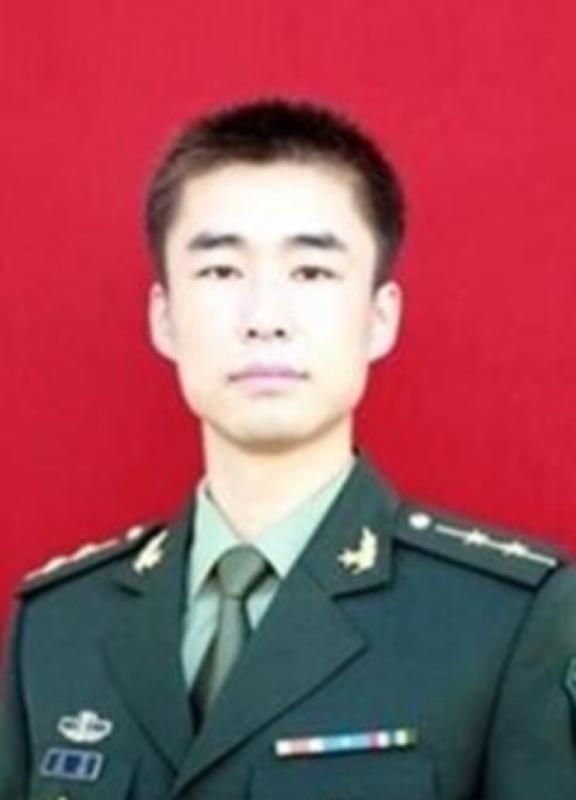 2012年，山东一名军人请假回家，但迟迟不见归队，上级领导打过去电话询问，三岁的