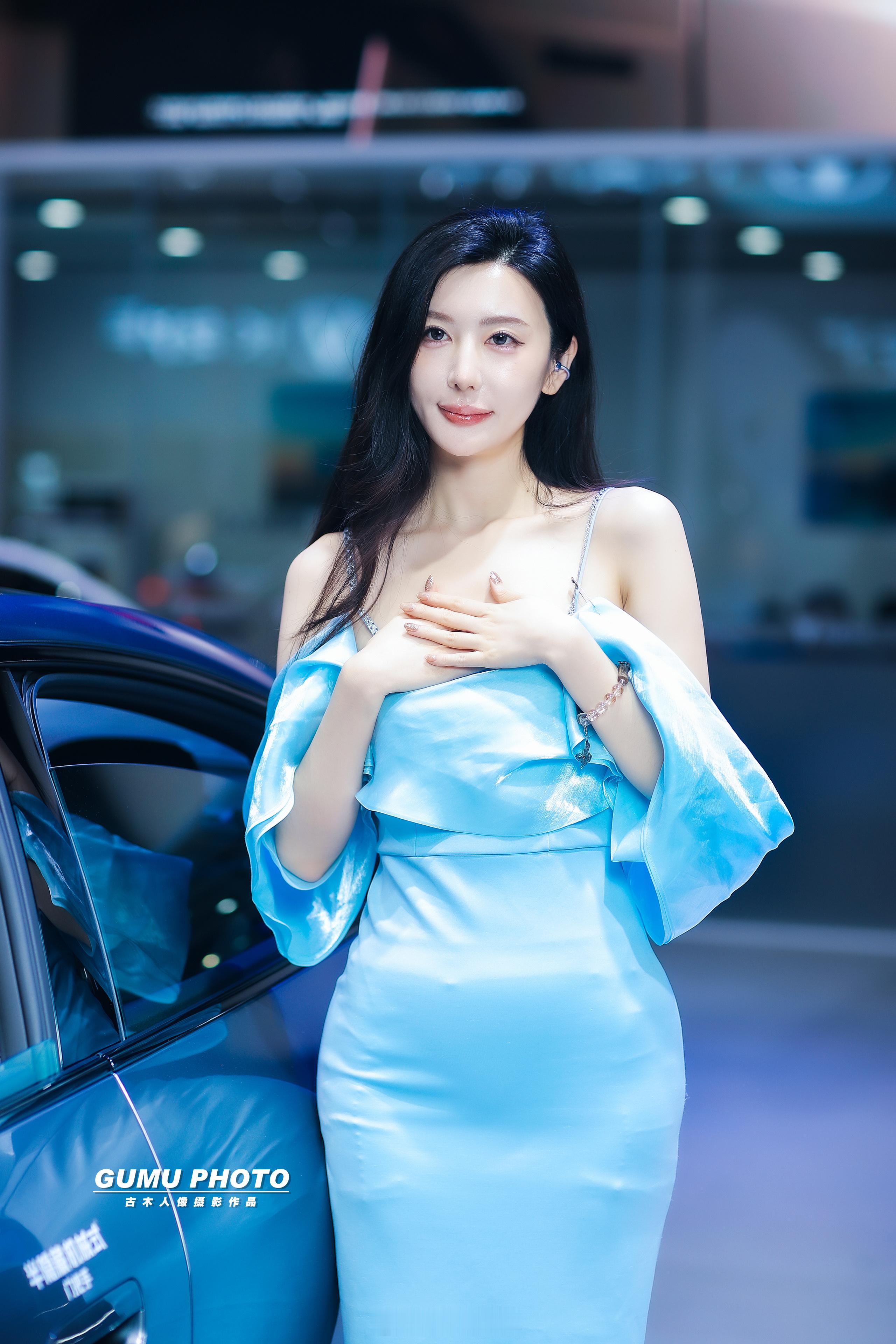 2025重庆汽车消费节深蓝展台模特小姐姐2025重庆汽车消费节 