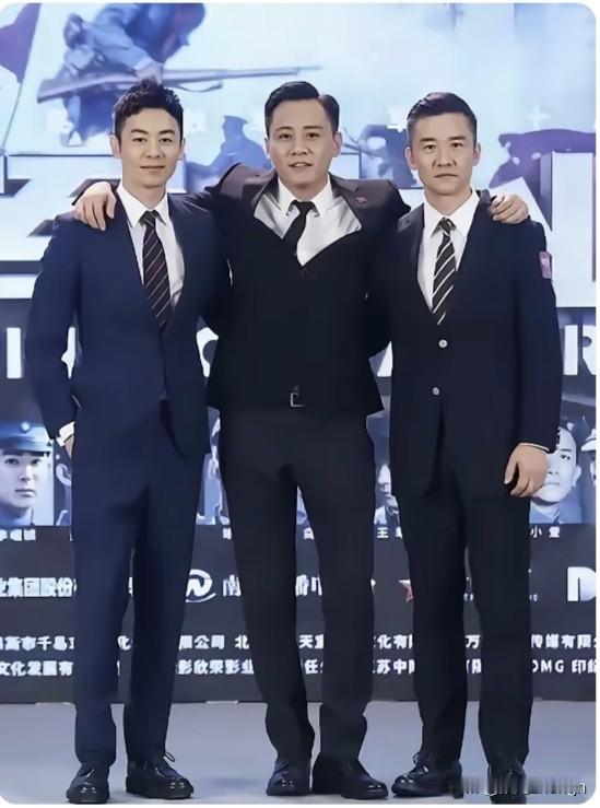 看这张照片可有意思了！

朱亚文、刘烨、黄志忠三位男演员，西装都穿的笔挺，领带打