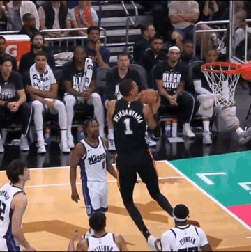 文班1打5，4个人不敢动，任文班抡起双臂，侧方位，小风车扣篮。
马刺战国王，前三