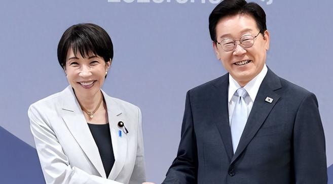 当着高市早苗的面，李在明直言：你要尊重中国，这才是东北亚大局。
 
2026年5