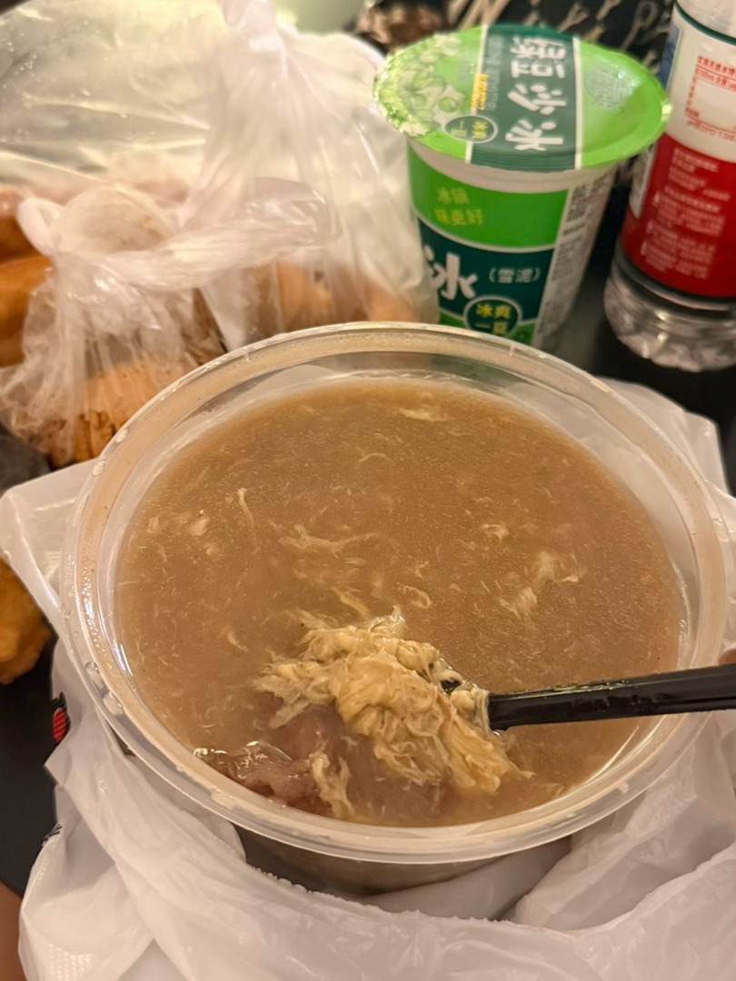 一出来玩就变身外卖大王！！！p6我姥姥在喝冰果汁 表情超级可爱哈哈哈哈哈哈哈 