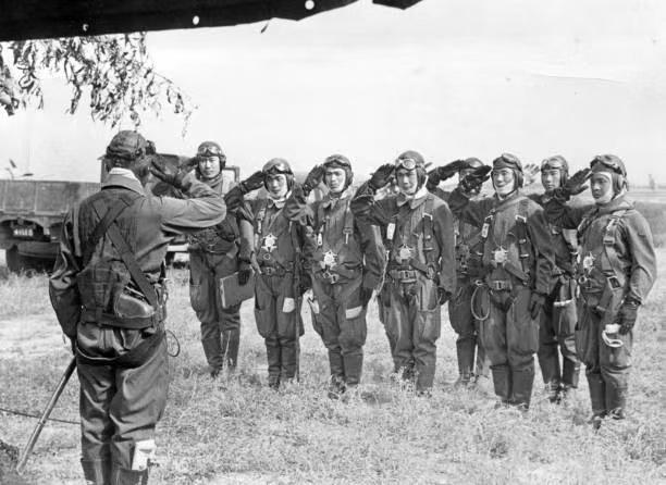 1941年5月7日，河南虎牢关地区，日寇陆军航空队士兵在执行轰炸任务前列队敬礼。