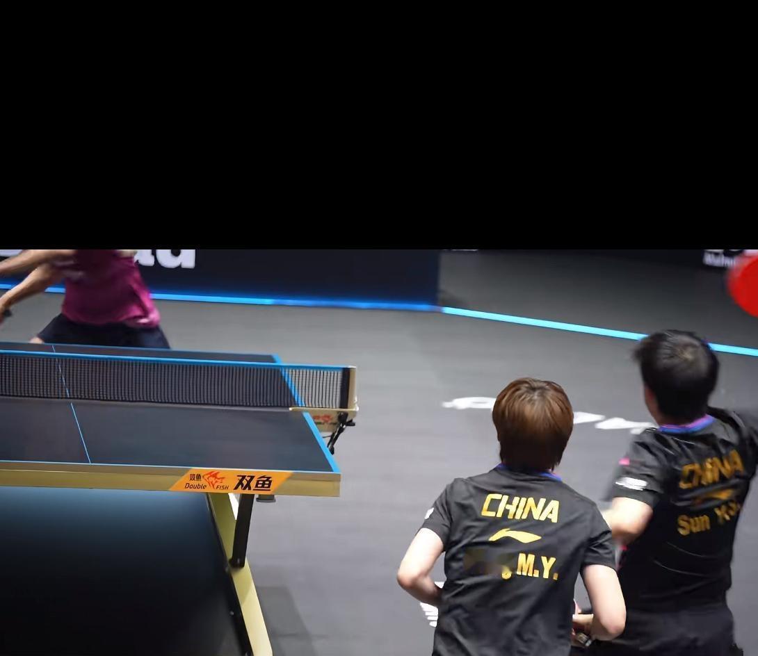 莎莎这场打完又要火遍全世界了，

孙颖莎在女双比赛中突然闪现，一把推开搭档王曼昱