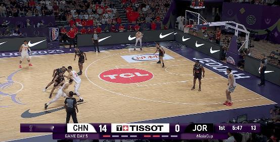 朱俊龙也进三分，这半节比赛，17-0中国男篮vs约旦男篮 ​​​