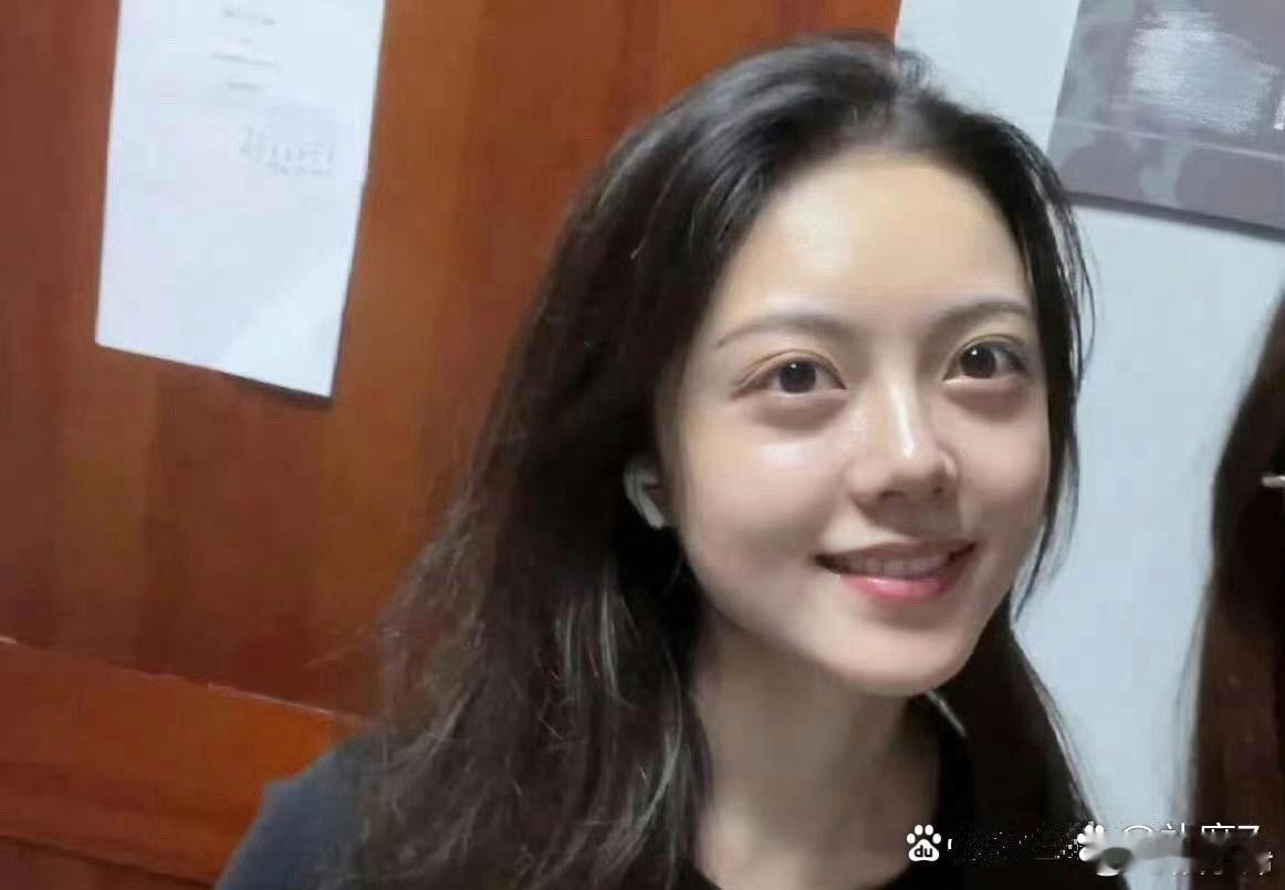 赵今麦不化妆也超美，皮肤白得发亮，自然就是最美 ​​​