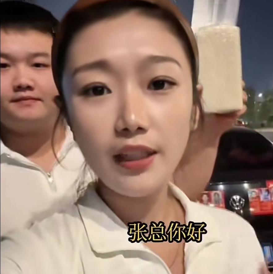张雪一句自己食堂米饭不好吃，引发全网关注，那些卖大米的博主兴奋异常，这下可以光明