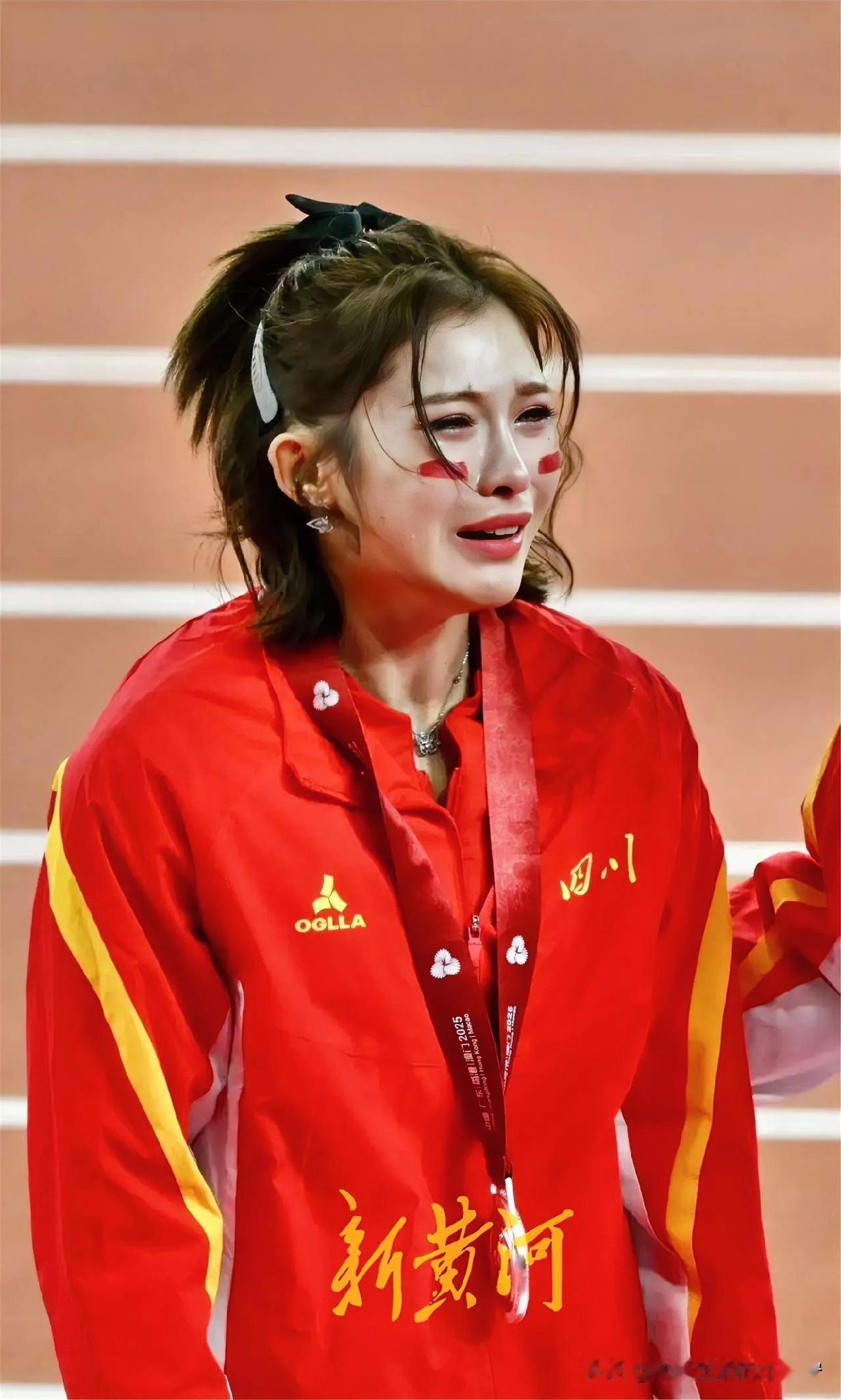 吴艳妮这脸上的油彩画风，注定了她亚军的排名！
    你涂什么两道啊！脑门上竖着