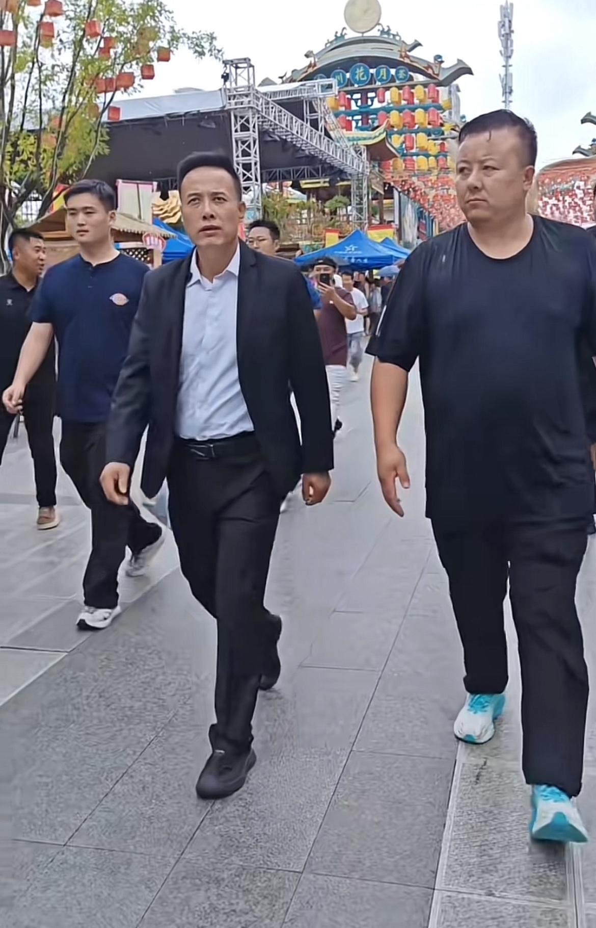 民间版马斯克对阵民间版张雪峰，要我说，还有一个民间版贾队长，那就是鸡排哥，这三位