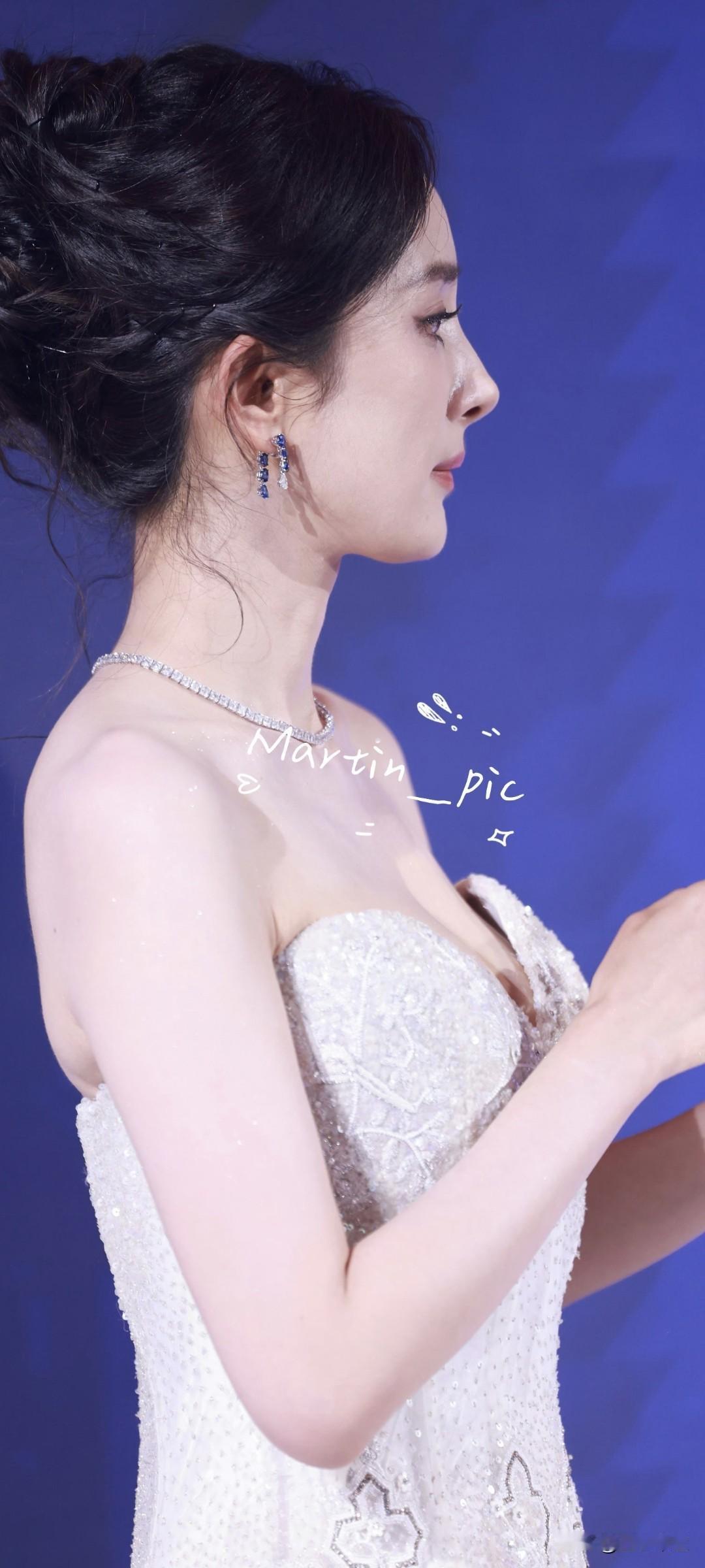 探讨女明星素颜魅力杨幂生图，杨幂的皮肤真的是一级棒啊！生图也完全无压力！我们凡人