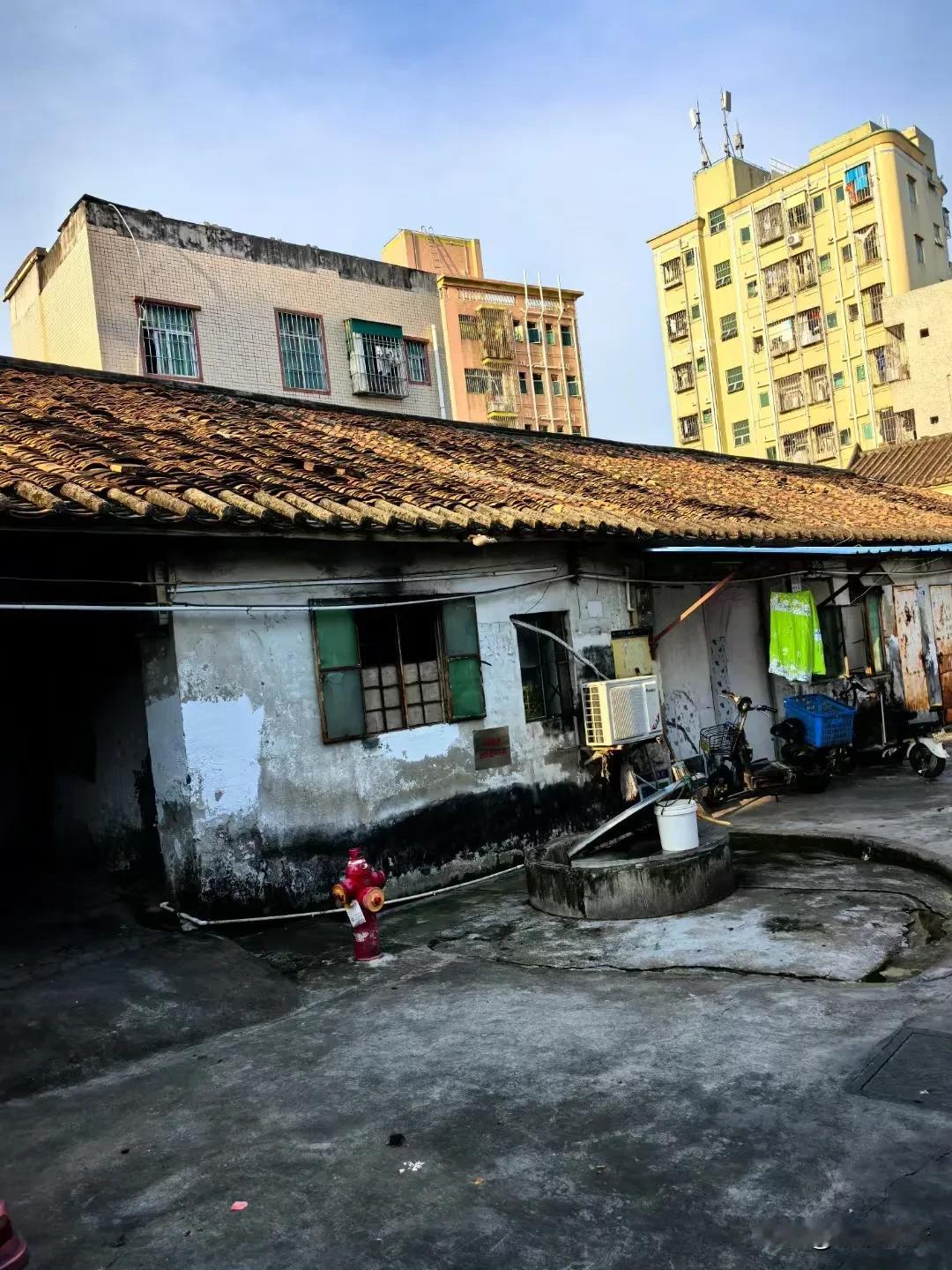 深圳不止有高楼大厦，也有老破小，这种房子还不少，基本上都有人住，特别是在原关外的