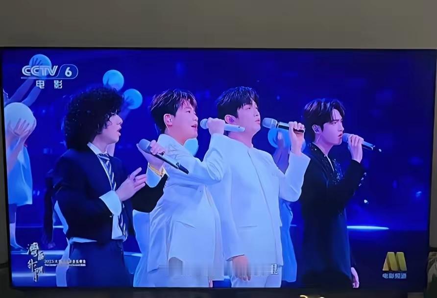 有人说估计明年的大湾区演唱会，应该没几个明星敢去了，这哪是演唱会啊，这明明就是一