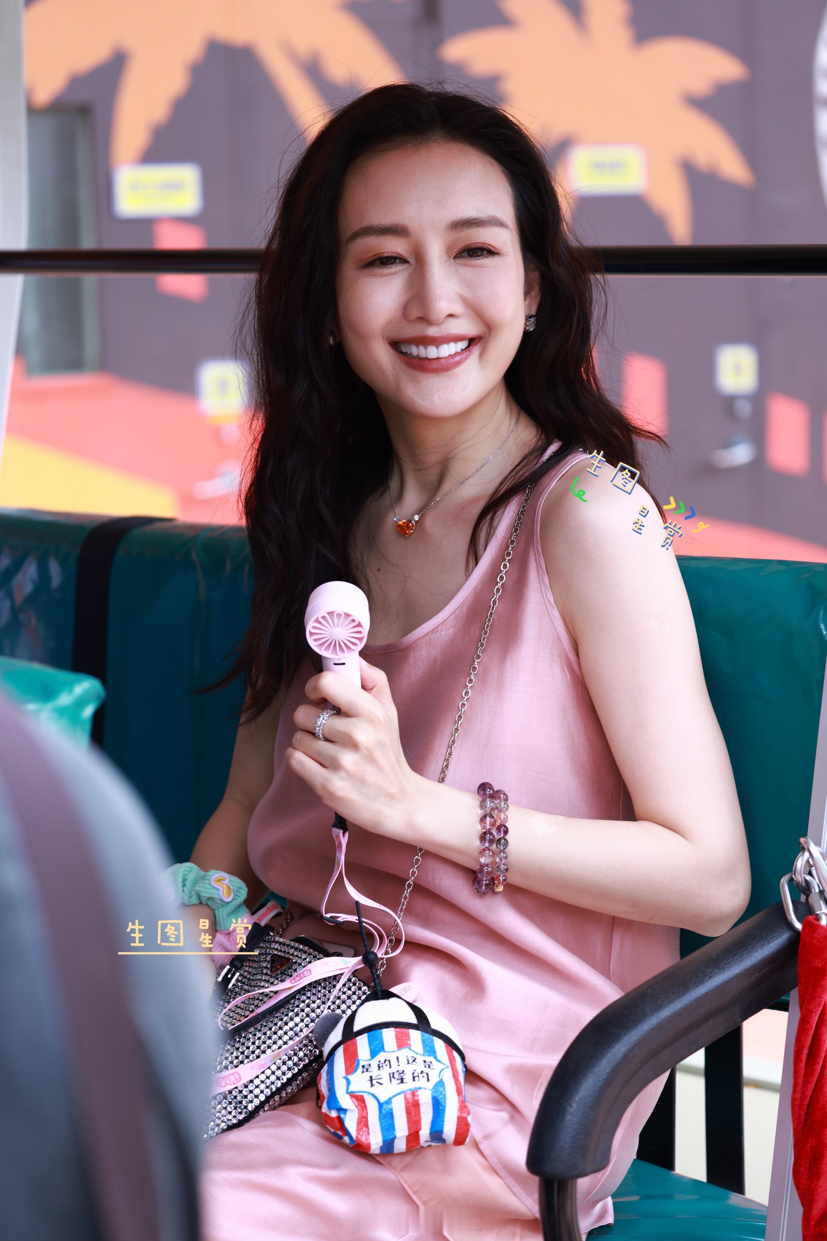 王鸥长隆水上乐园路透，粉色系鸥姐一眼明媚，玩得好开森🔫🌸 ​​​