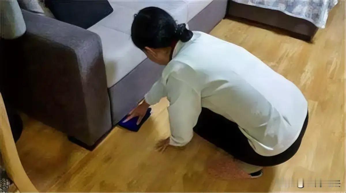 天降大锅！”湖南icon，一女保姆趁雇主不在家，将男友喊到雇主家约会，两人情到深