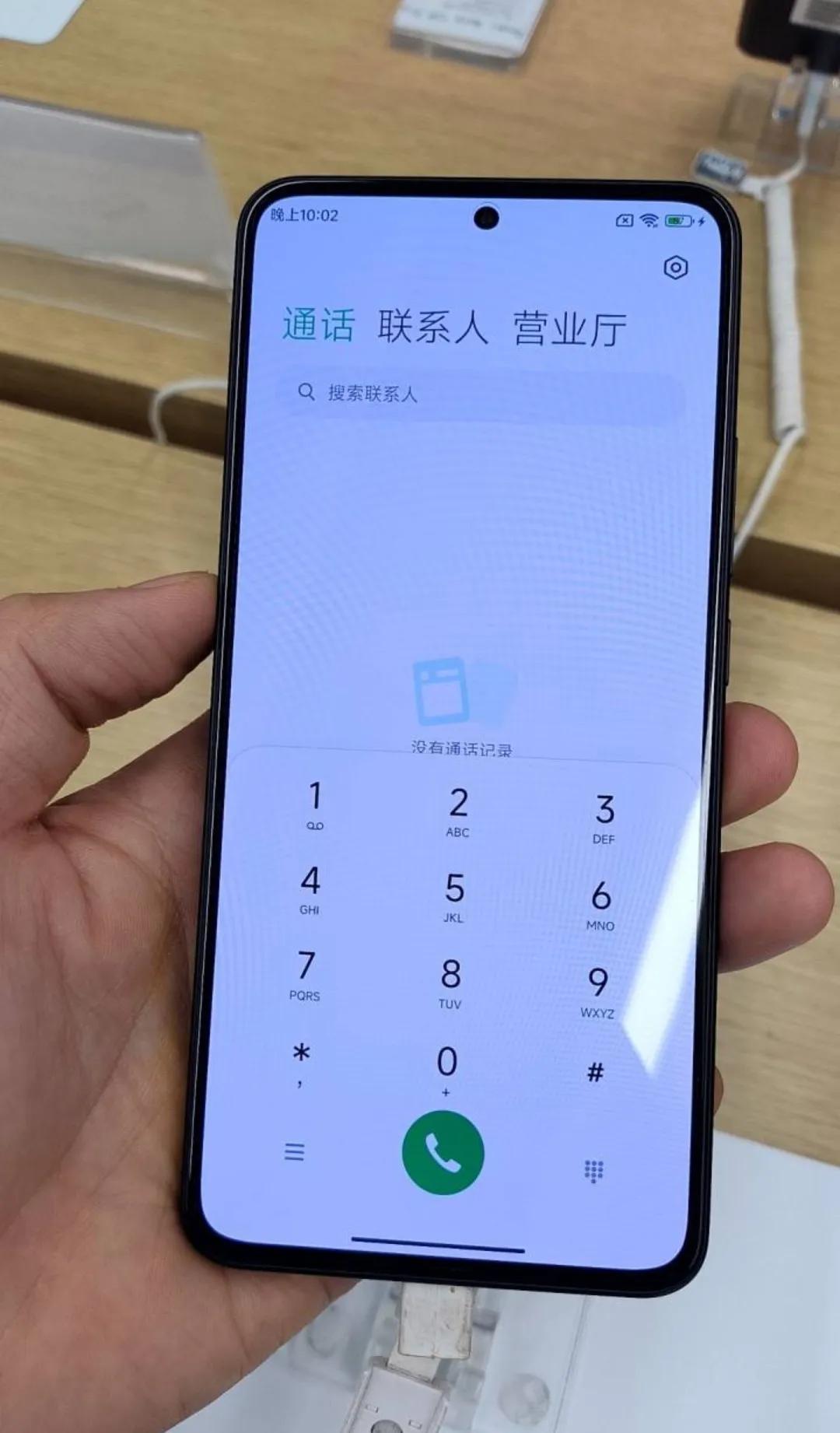k60至尊版首发上手，手感质感像全塑料，屏幕没有2k但是观感还行，振动马达没有之
