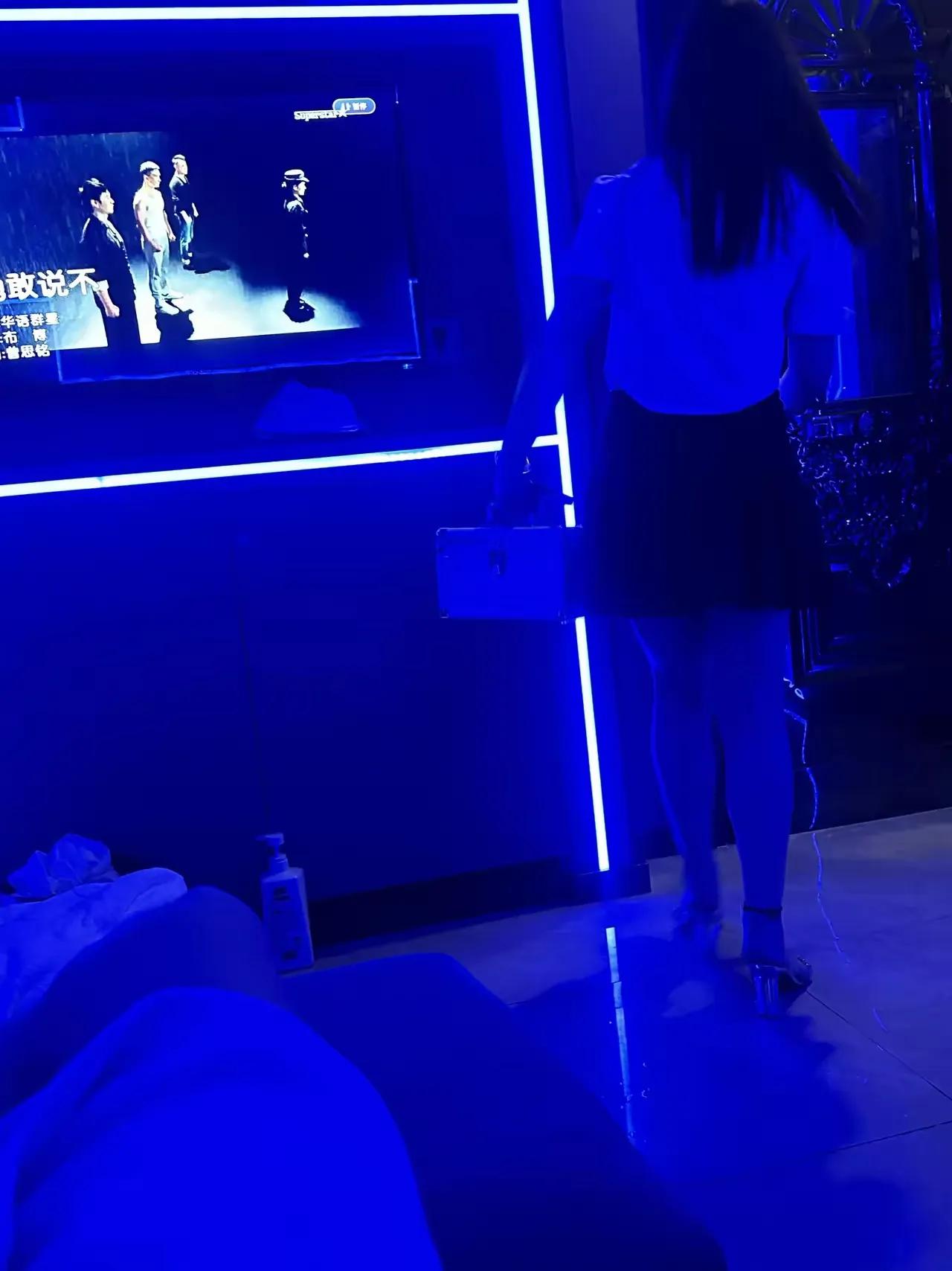 对于大多数的年轻女孩，
你有没有发现这样一个现象？
现在有很多这样的女孩，
不进
