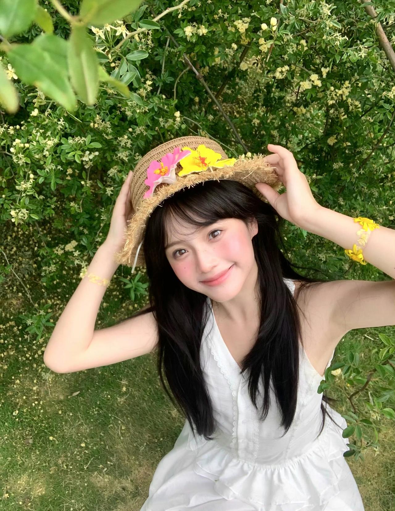 一袭白裙，撞进初夏温柔里，裙子很温柔，心动很主动[心]