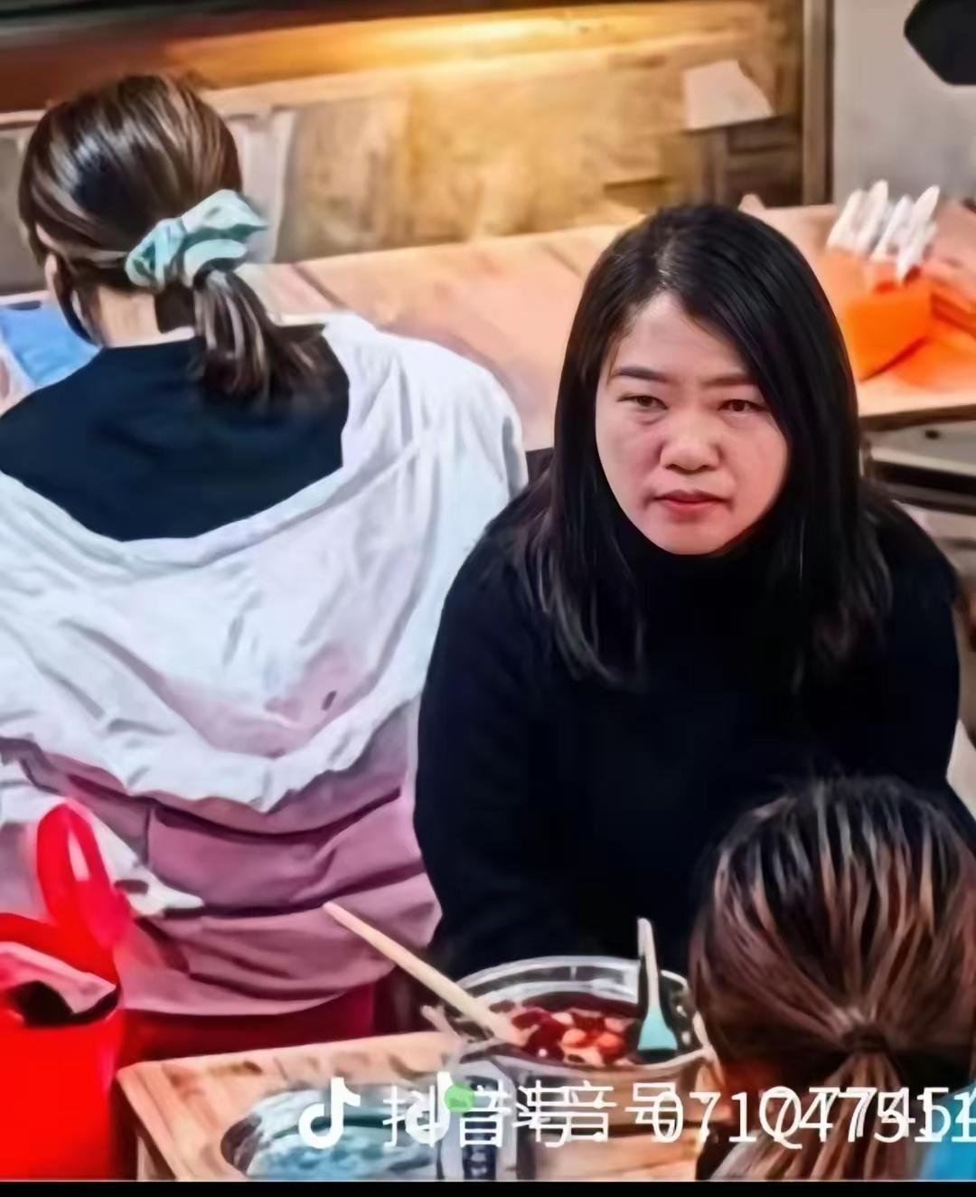 现在全网最难受的人，
​不是那个被浇螺蛳粉汤的受害者，也不是那个泼别人螺蛳粉汤的