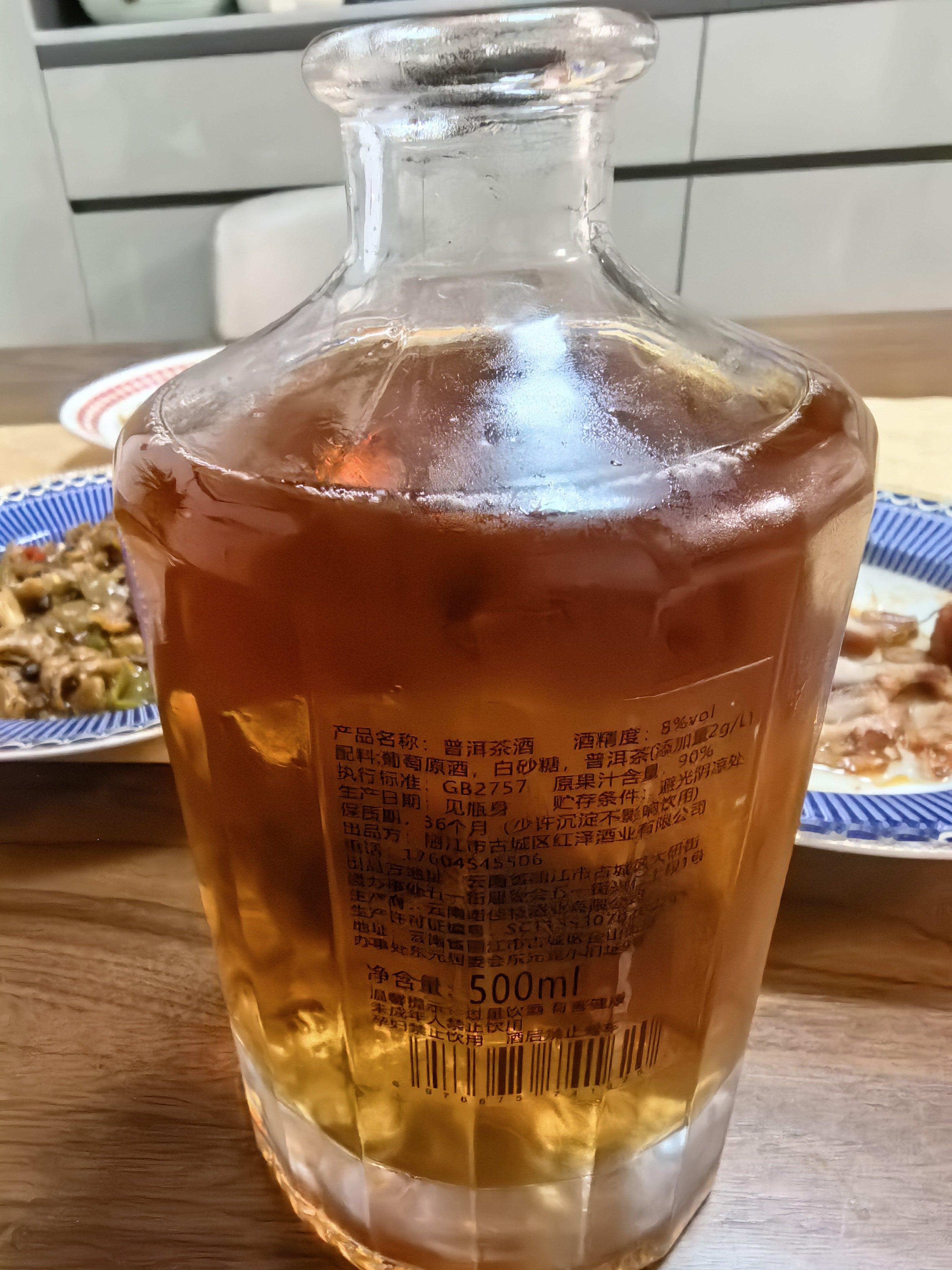 这个酒也挺有特色的，度数很低基本可以当饮料喝了，确实把普洱茶、葡萄味和酒融合的很