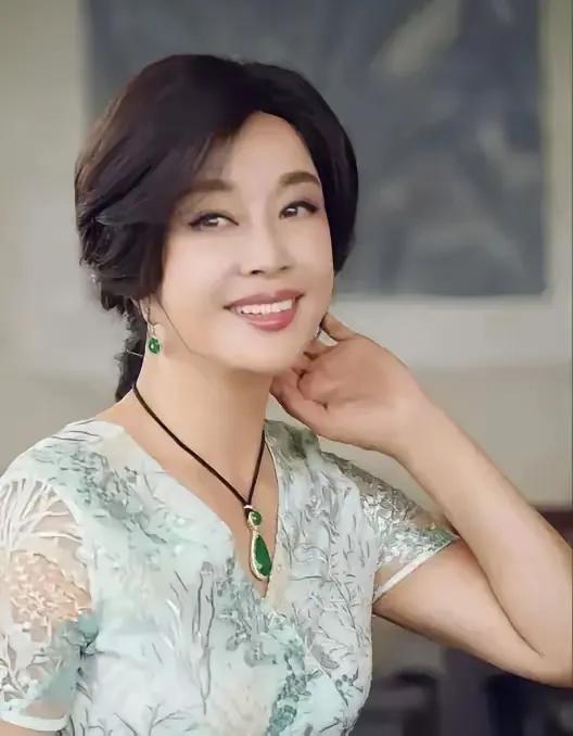 刘晓庆真是会逆生长，她说不用医美，平时多运动，70多岁了，还保持得比18岁还嫩，