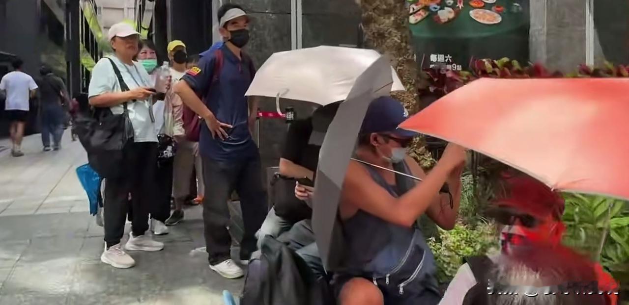 谢寒冰今天对外发放的这300份鸡排，估计很大一部分被民进党的支持者排队领走了！