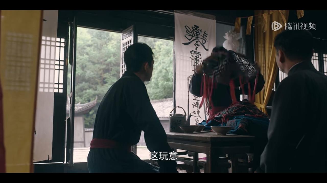 我不是大师傻亮拿着那个斗笠还问这个东西是给谁带的，你都多余问，结果下1秒钟，我真