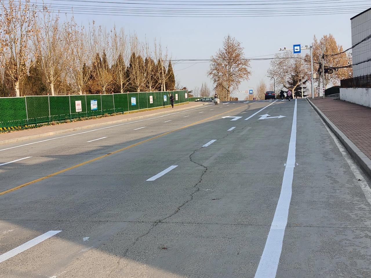 淄川这段沿河路施划了交通标线！

位于淄博市淄川区的孝妇河沿河东路，松龄西路至胶