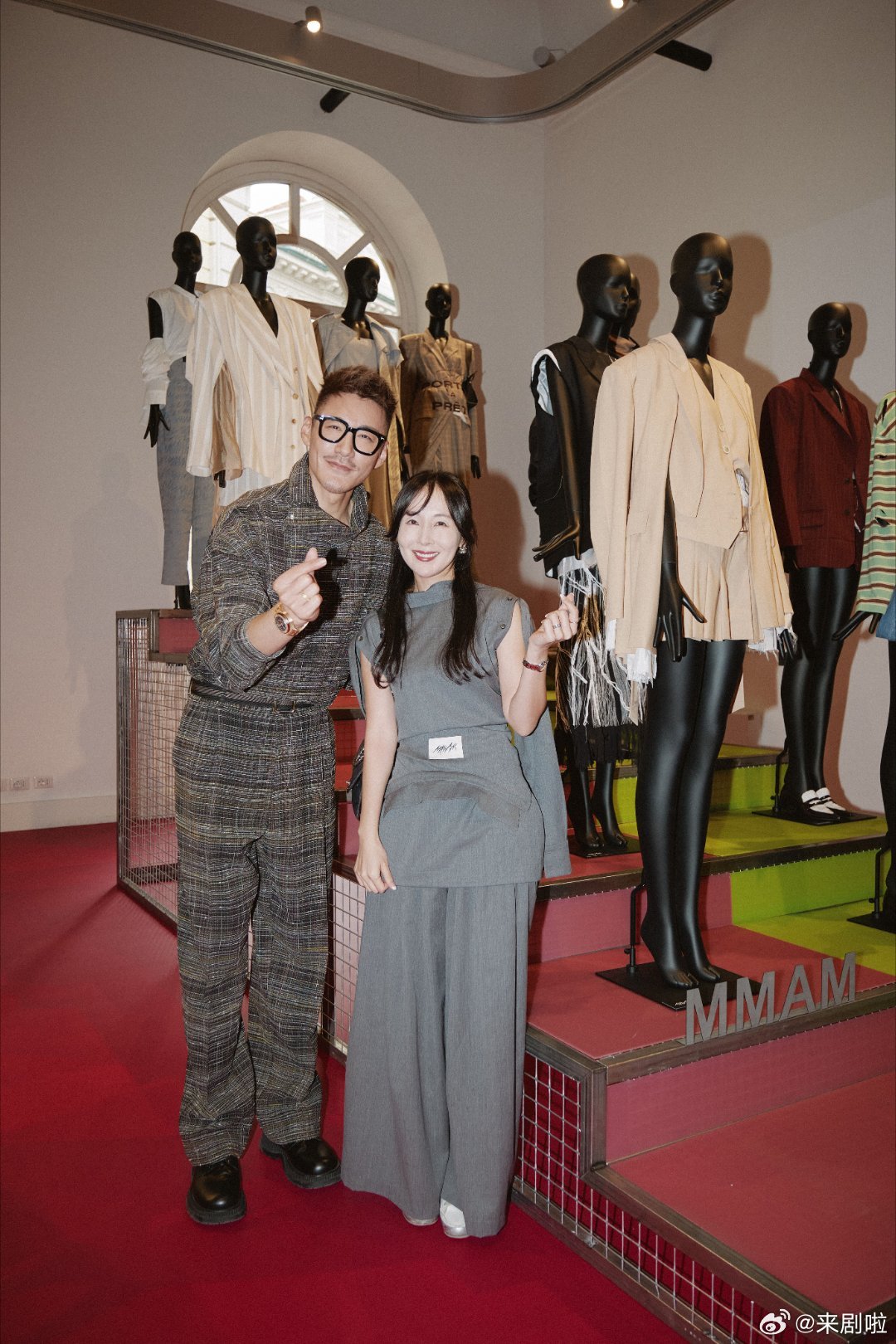 胡兵给阿布扎比上点东方震撼 胡兵的东方时尚太顶了！一身非遗香云纱零浪费西装现身阿