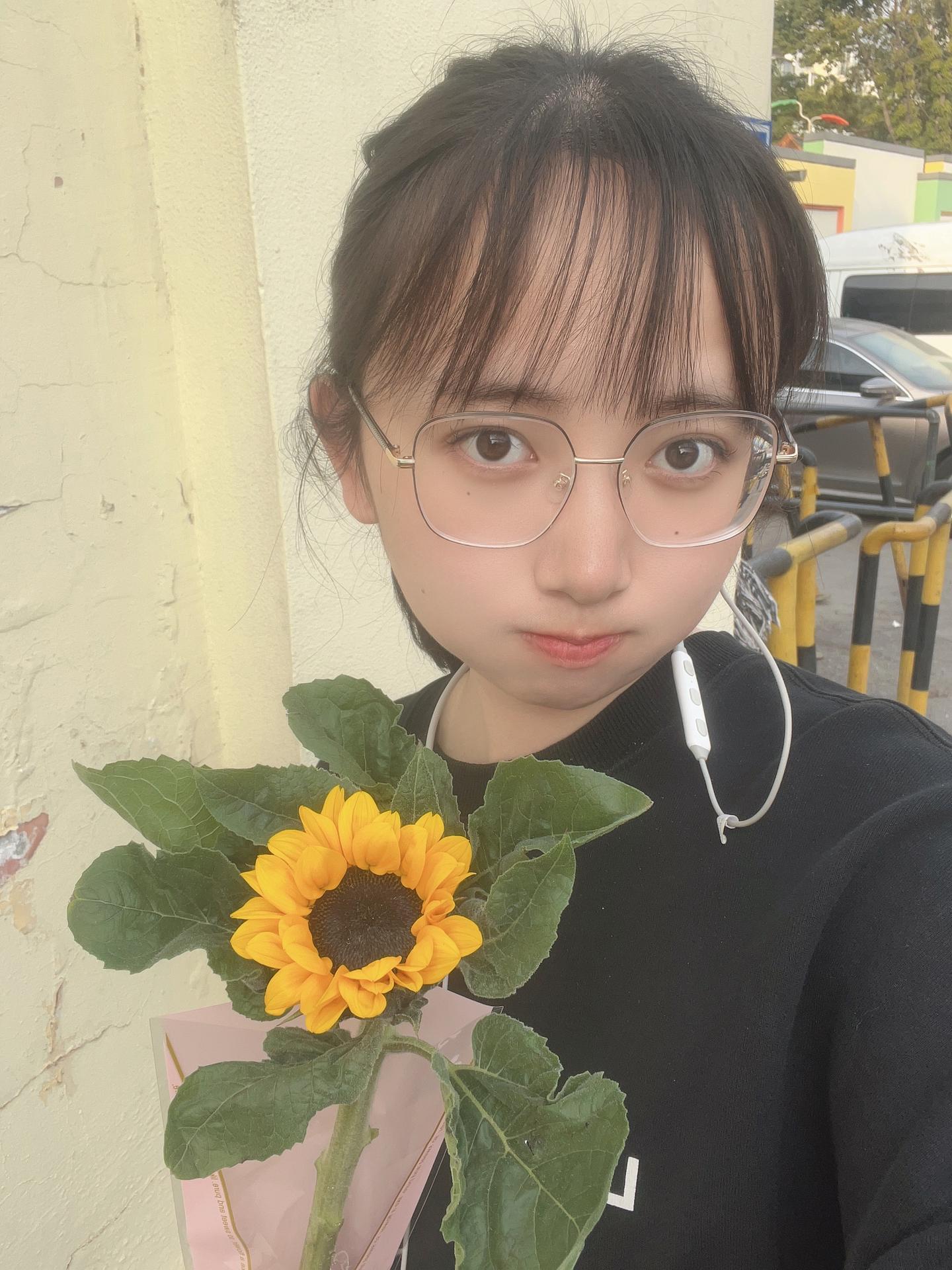 今天我在放音乐，有个小女孩走过来问我：你的歌单是什么呀？好好听，可以告...