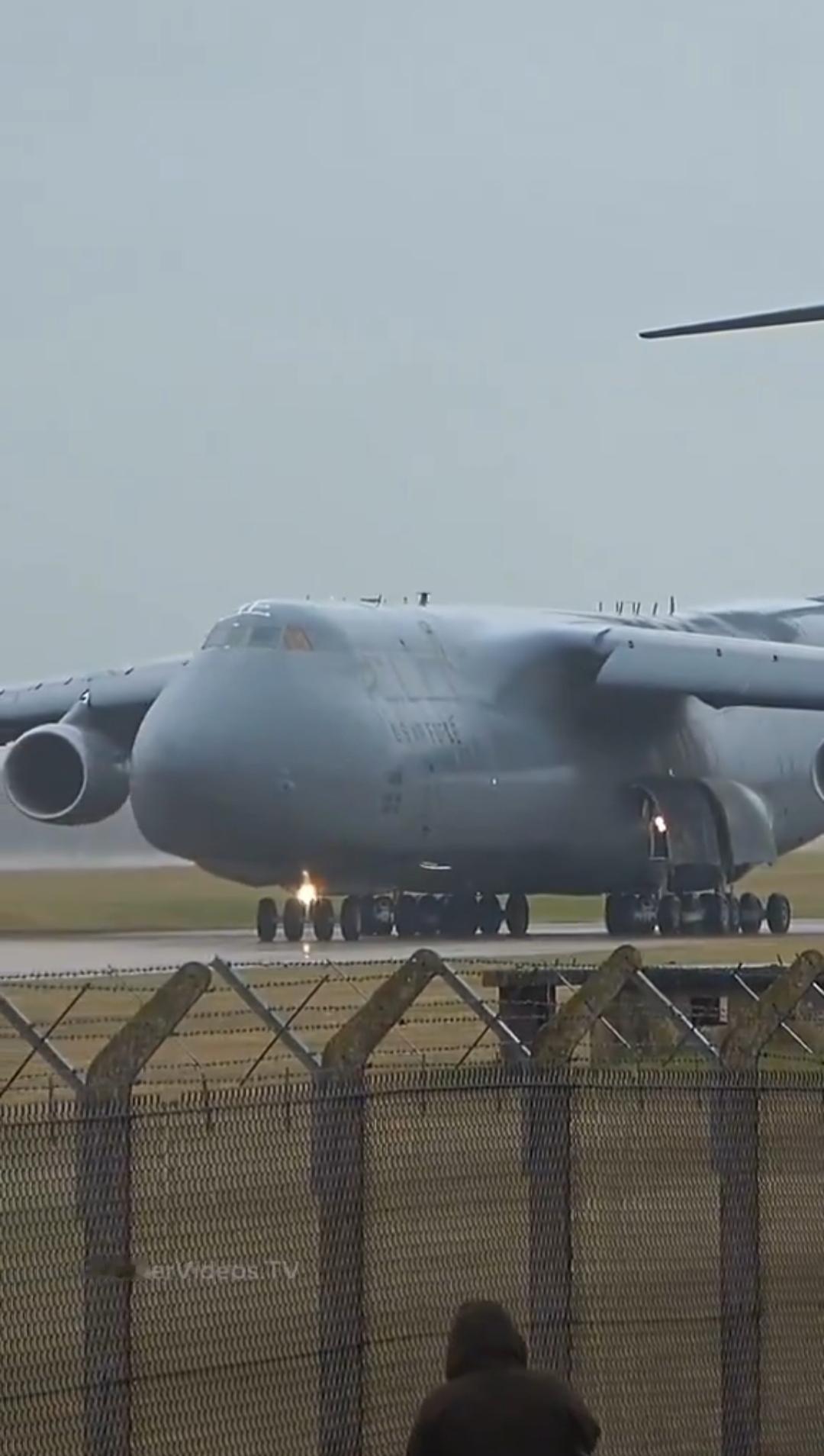 美国向中东增加空中力量

美国派遣数十架美国空军空中加油机以及C-5和C-17型